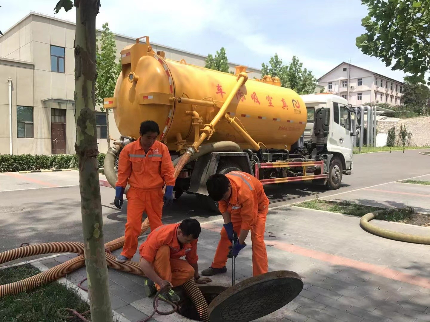 兴仁管道疏通车停在窨井附近