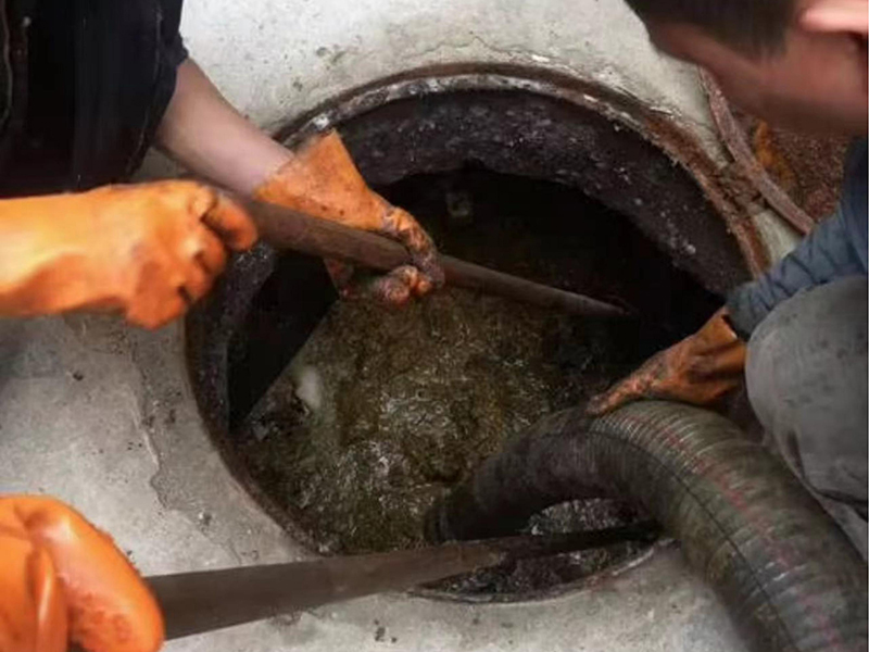 兴仁清理化粪池时如何避免沼气的危害?